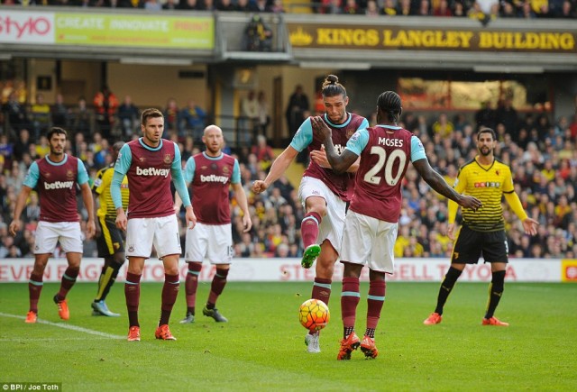 2DF9D1F800000578-0-Andy_Carroll_third_from_right_failed_to_clear_the_ball_which_lea-a-97_1446310085906