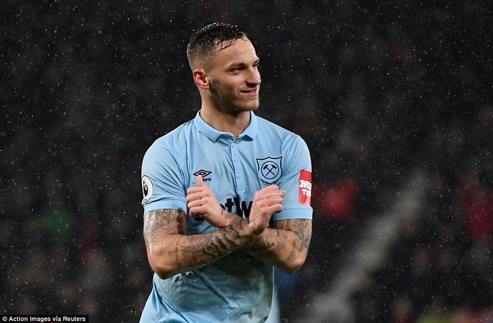 47952C0C00000578-5212715-Marko_Arnautovic_celebrated_after_capitalising_on_a_slip_from_go-a-63_1514307650170